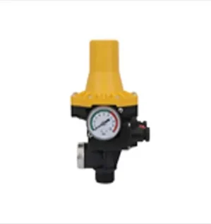 صورة لمفتاح ضغط أوتوماتيكي مزود بمقياس ضغط مع تصميم رأسي وسلك توصيل مخصص لأنظمة ضخ المياه.