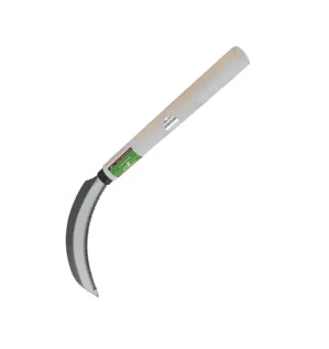 صورة لمنجل زراعي منحني من الصلب بمقبض خشبي خفيف مع شفرة مسننة مخصص لقص الأعشاب والسيقان الرفيعة في الحدائق.