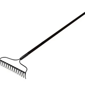 صورة لمشط زراعي بمقبض معدني طويل مع رأس بأسنان قوية مخصص لتنظيف وتسوية التربة في الحدائق.