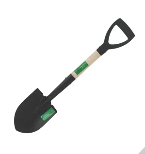 صورة لمجرفة سوداء مدببة الرأس بمقبض قصير وقبضة D توضح الهيكل المتين والقبضة المريحة المخصصة للأعمال الشاقة في المساحات الضيقة.