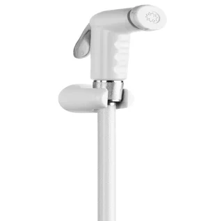 صورة لطقم شطاف PVC كامل موديل RSTS12P مع خرطوم مرن وحامل جداري للاستخدام في الحمامات.