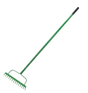 صورة لمشط زراعي عادي بمقبض معدني طويل باللون الأخضر مع رأس بأسنان متينة مخصص لتنظيف وتسوية التربة في الحدائق.