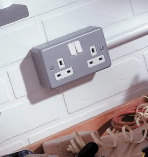 صورة بريزة معدنية مزدوجة 13 أمبير بمفتاحين بتصميم قوي للاستخدام الشاق من وينتكس