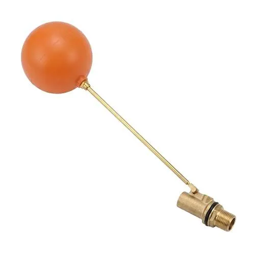 صورة احترافية لعوامة خزان ميكانيكية نحاسية، تتكون من كرة طفو برتقالية متصلة بذراع نحاسي وصمام غلق، معزولة على خلفية بيضاء نقية لبيان التفاصيل.