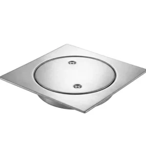 صورة احترافية عالية الجودة لصفّاية مياه مربعة الشكل مصنوعة من الستانلس ستيل بتصميم عصري مسطح، تتميز بغطاء دائري داخلي ببراغي تثبيت محكمة، معروضة بوضوح على خلفية بيضاء نقية.