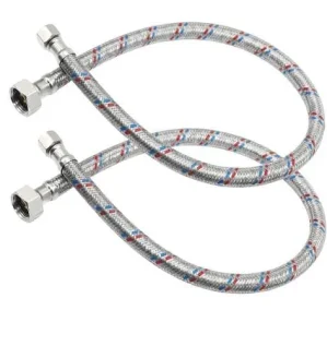 زوج من ليات المياه المرنة (هوز) مصنوعة من الستانلس ستيل المجدول بخيوط ملونة، تتميز بمتانة عالية وتستخدم لتوصيل السخانات والخلاطات.