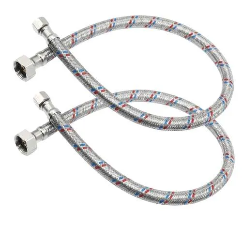 زوج من ليات المياه المرنة (هوز) مصنوعة من الستانلس ستيل المجدول بخيوط ملونة، تتميز بمتانة عالية وتستخدم لتوصيل السخانات والخلاطات.