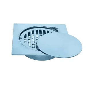 صورة احترافية لصفّاية مياه مربعة من الستانلس ستيل اللامع، تتميز بتصميم ذكي يجمع بين شبكة تصريف داخلية وغطاء دائري إضافي قابل للإزالة لسهولة التنظيف ومنع الروائح، معزولة على خلفية بيضاء.