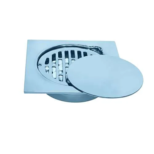 صورة احترافية لصفّاية مياه مربعة من الستانلس ستيل اللامع، تتميز بتصميم ذكي يجمع بين شبكة تصريف داخلية وغطاء دائري إضافي قابل للإزالة لسهولة التنظيف ومنع الروائح، معزولة على خلفية بيضاء.